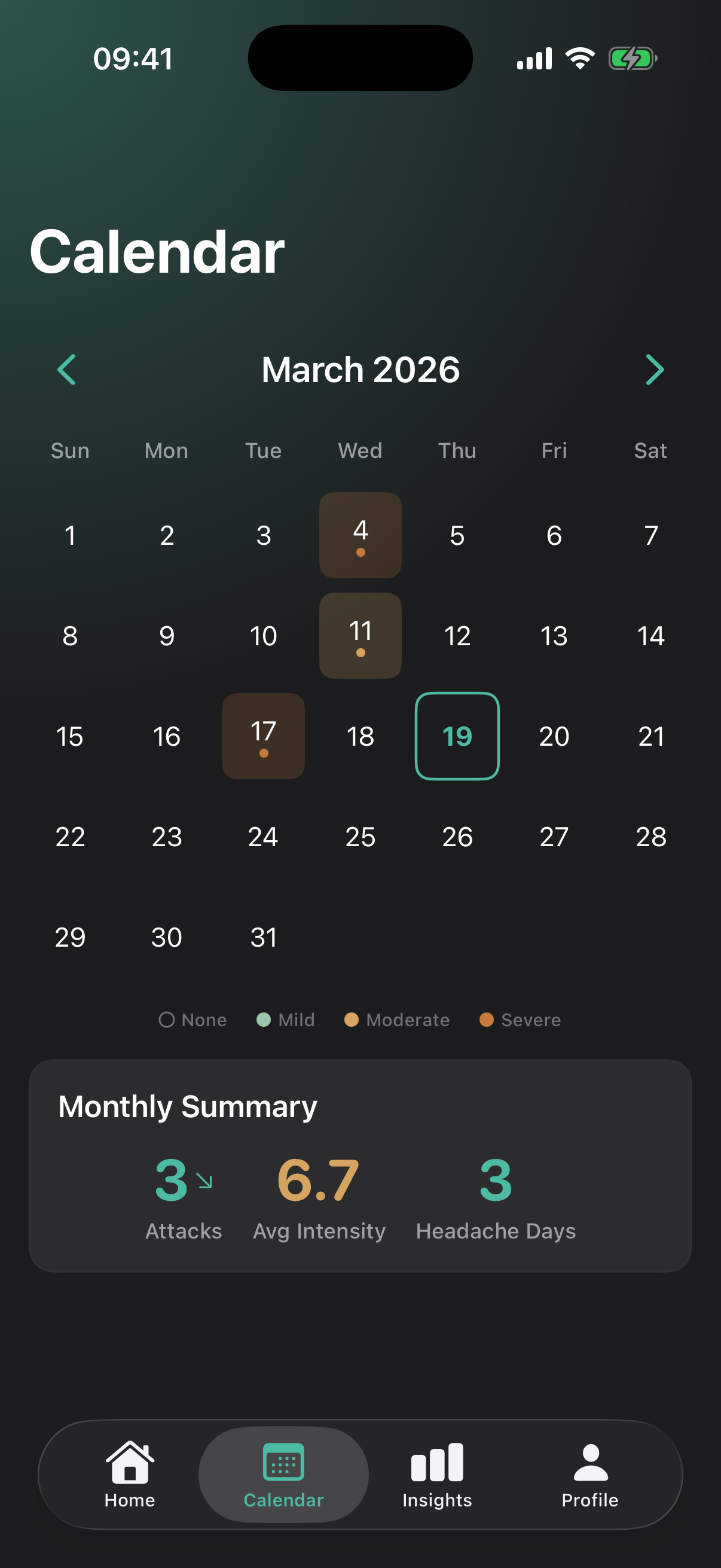 MigraineLog calendar view with color-coded migraine days